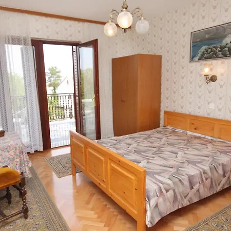 Apartment With A Parking Space Malinska